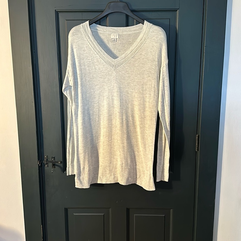 A new day cream v-neck tunic sweater size M